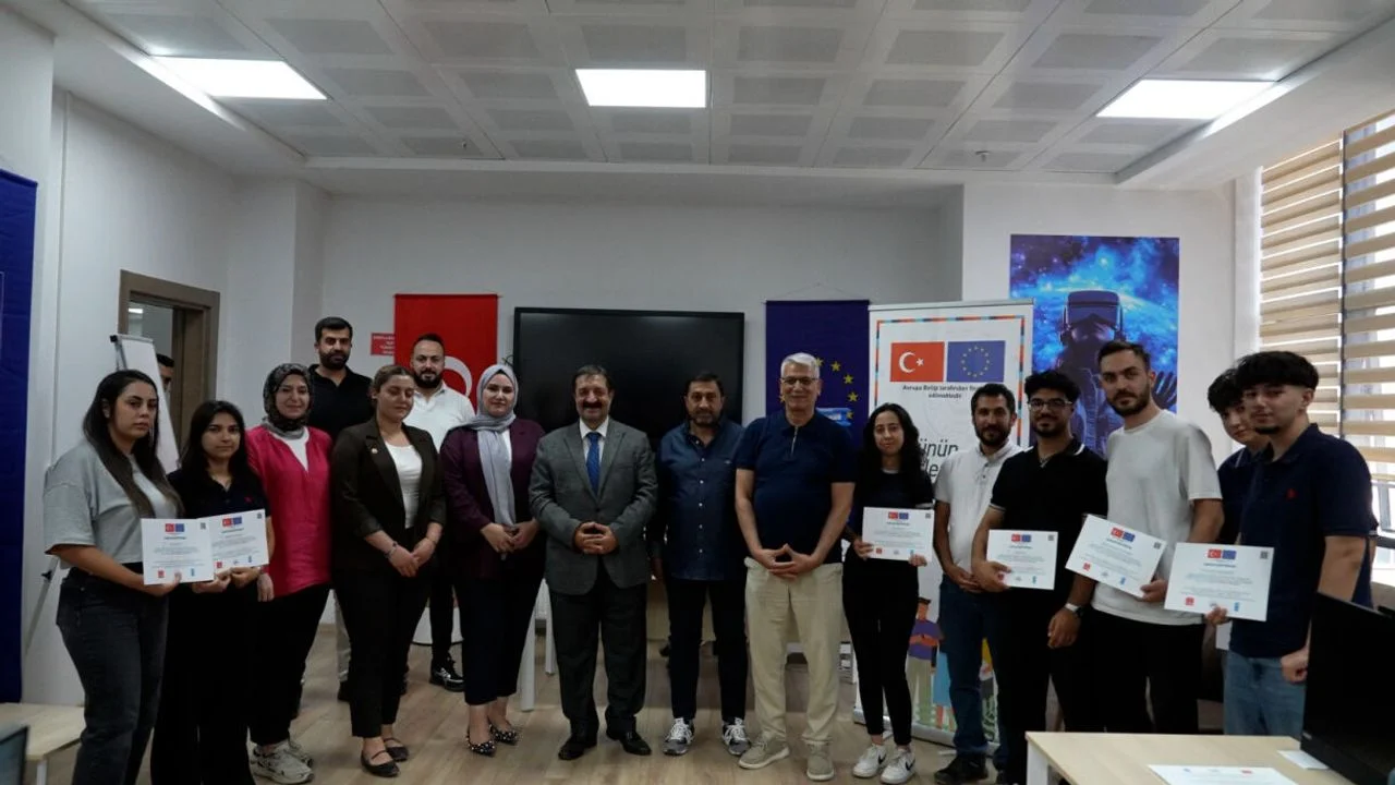 Elazığ DİGEM’de Yapay Zeka Eğitimlerini Tamamlayan Gençlere Sertifikaları Verildi