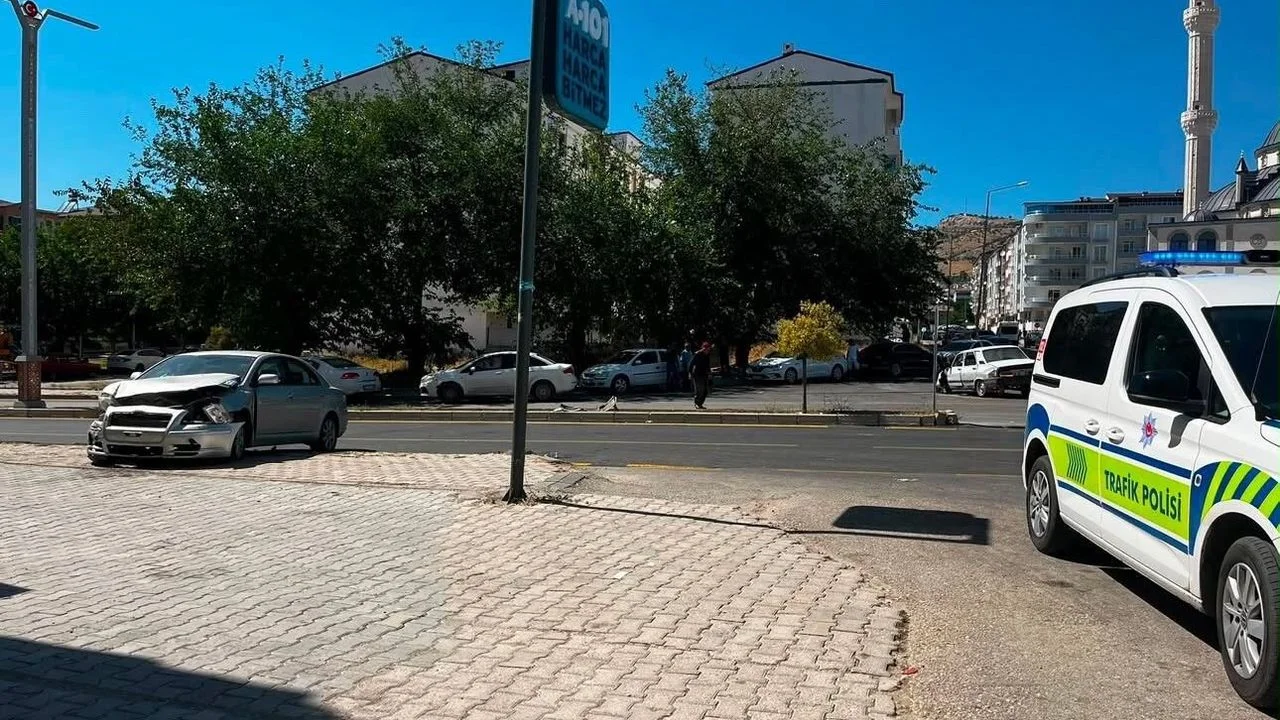 Elazığ’da İki Otomobil Çarpıştı: 3 Yaralı