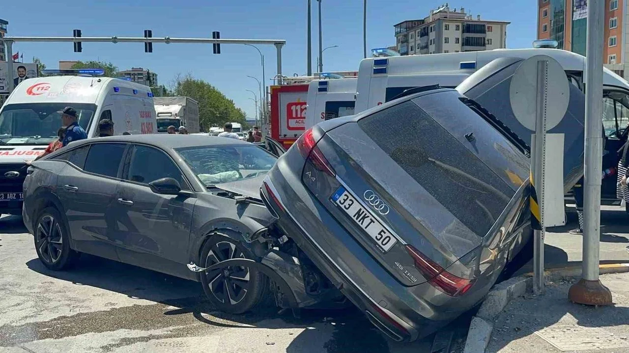 Elazığ’da Feci Kaza: İki Otomobil Çarpıştı, 5 Kişi Yaralandı