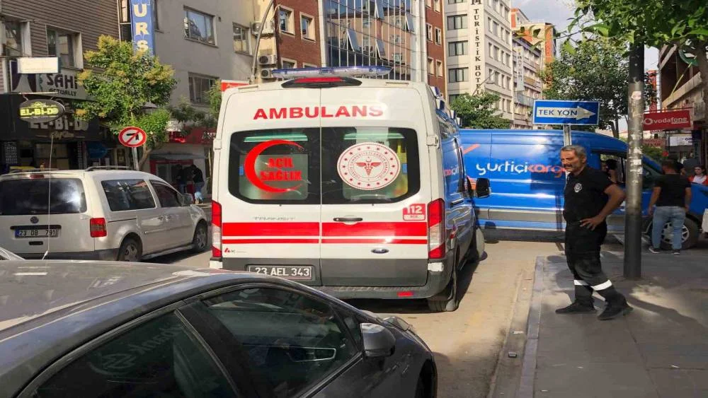 Elazığ Hürriyet Caddesi’nde Yumruklu Kavga: Üç Kişi Hastaneye Kaldırıldı