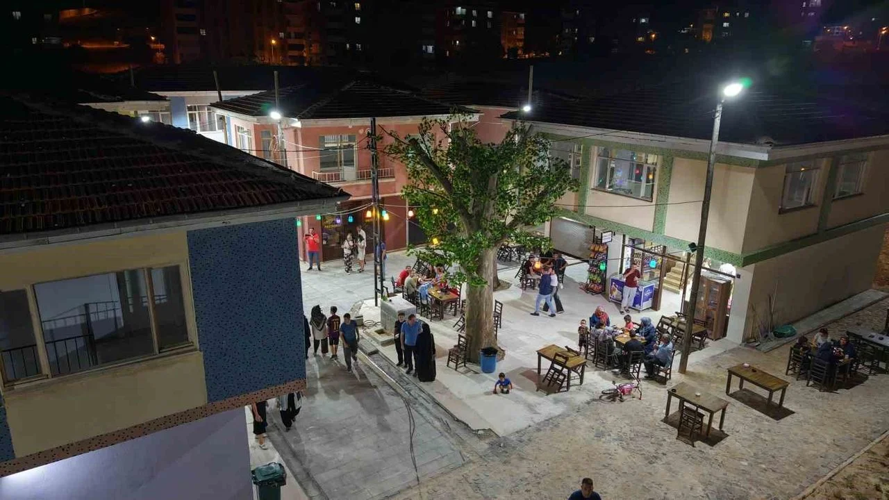 Elazığ’ın Yeni Cazibe Merkezi: Seksenler Sokağı’nda Nostalji Geceleri