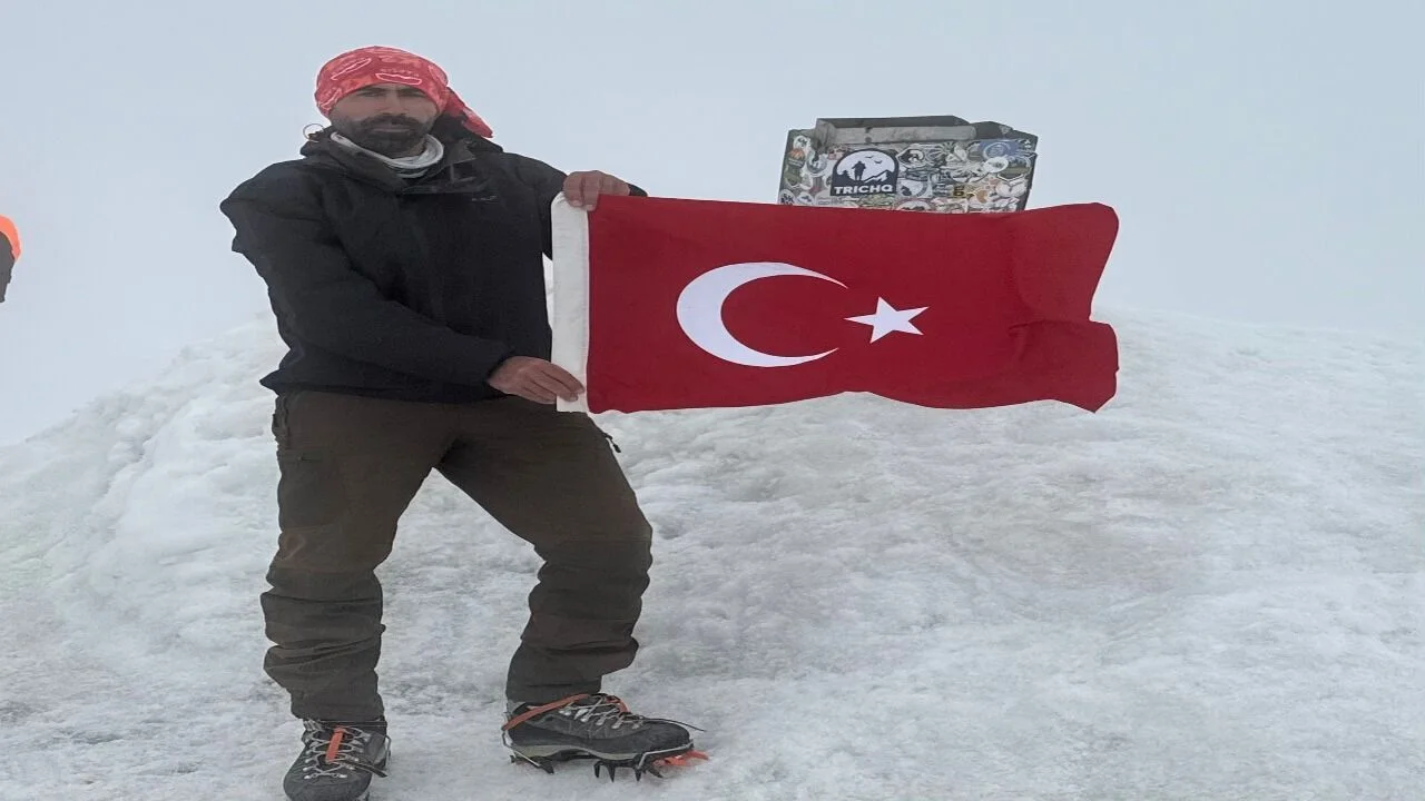 Ağrı Dağı’nın Zirvesinde 30 Ağustos Coşkusu: Tarık Aksakal’dan Tarihi Tırmanış