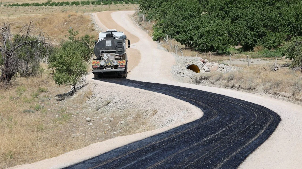 Baskil Konacık Köyü’nde Ulaşım Atağı: Yollar Modernleşiyor