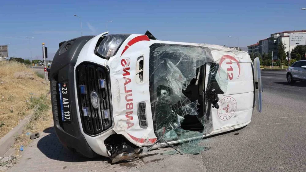 Elazığ’da Kaza: Ambulans Takla Atarak Durdu, 5 Kişi Yaralandı