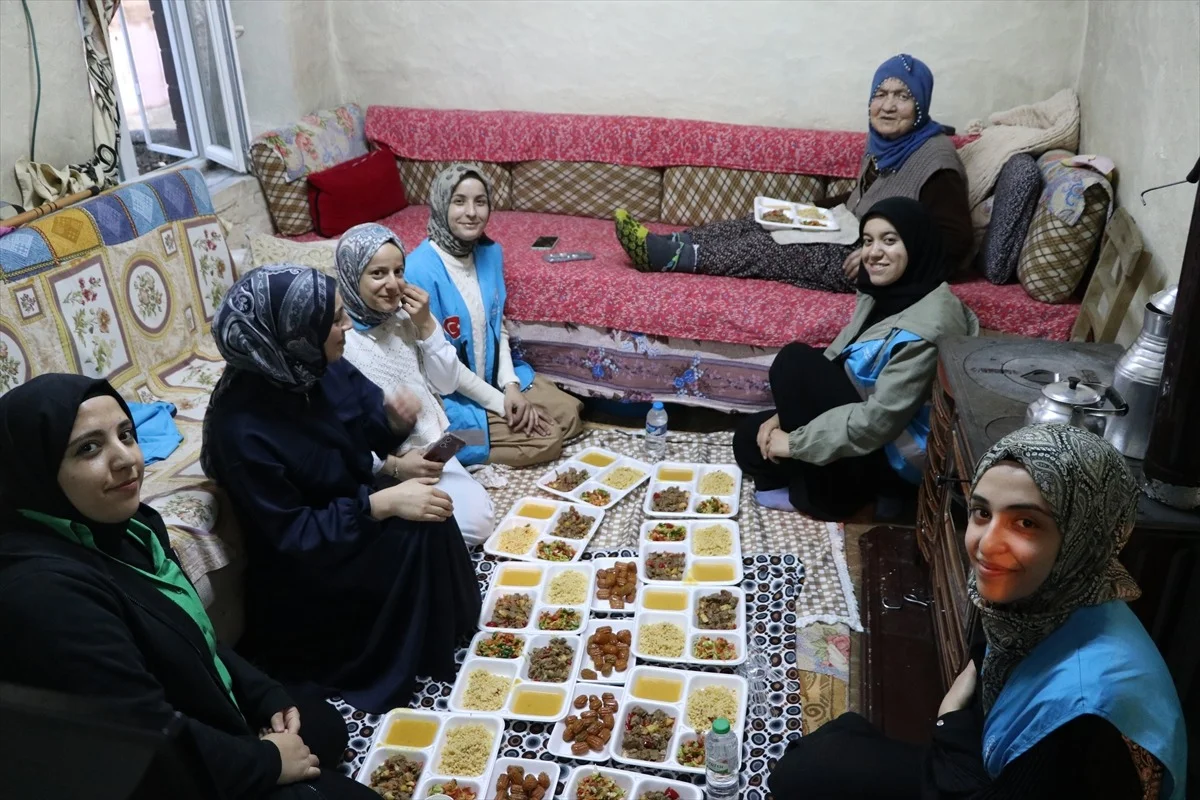 Üniversiteli Gençler Yaşlıların İftar Sofralarını Hazırlıyor