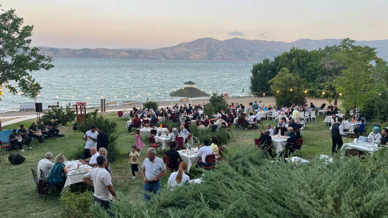 Fırat Üniversitesi’nden Hazar Gölü Kıyısında Kültür Şöleni