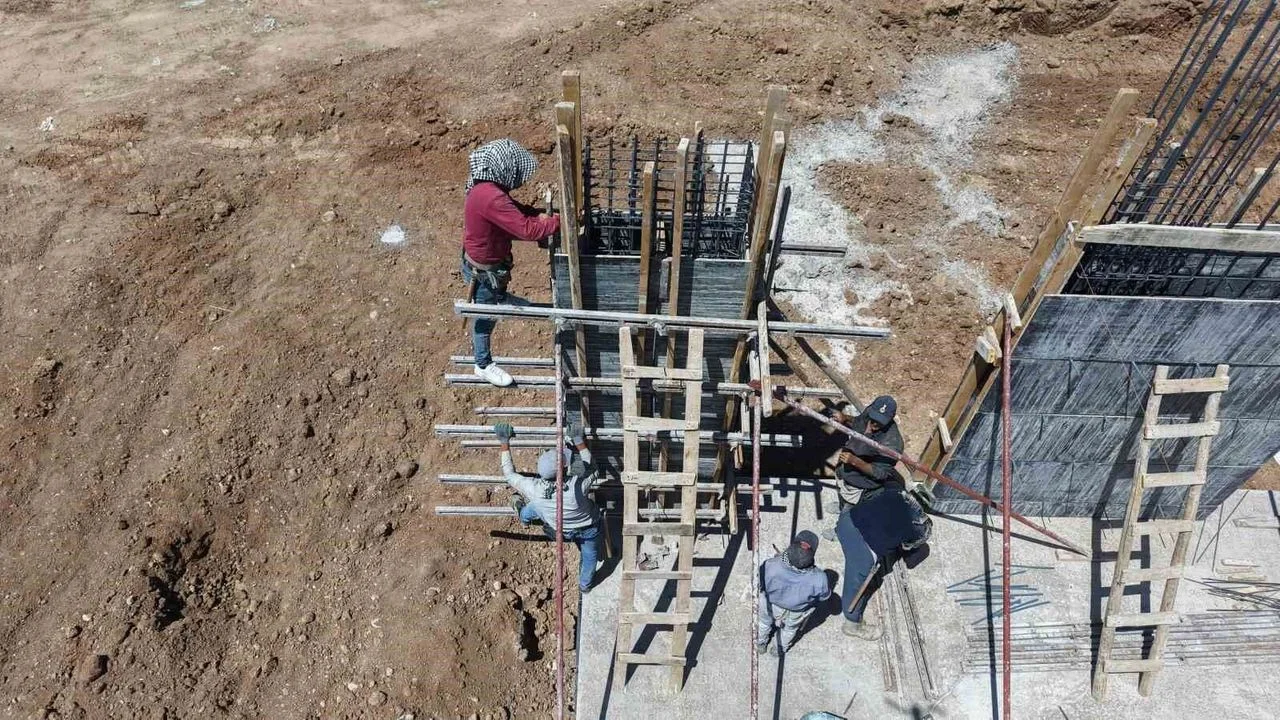 Elazığ’da Kavurucu Sıcaklar: İnşaat İşçilerinin Zorlu Ekmek Mücadelesi