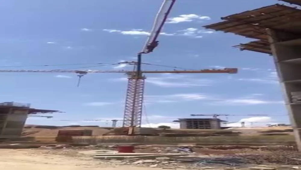 İş Makinesinin Hortumuyla Adeta Hava Akrobasi: Metrelerce Yükseklikten Böyle İndi!