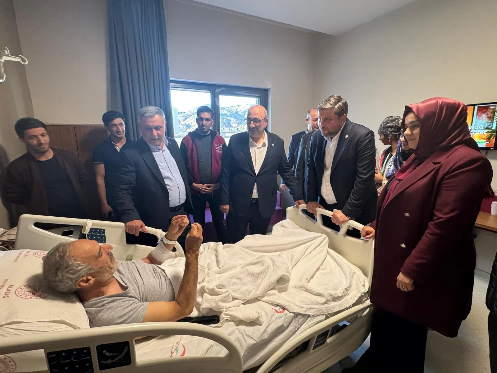 AK Parti Elazığ Teşkilatından Depremzedelere Moral Ziyareti