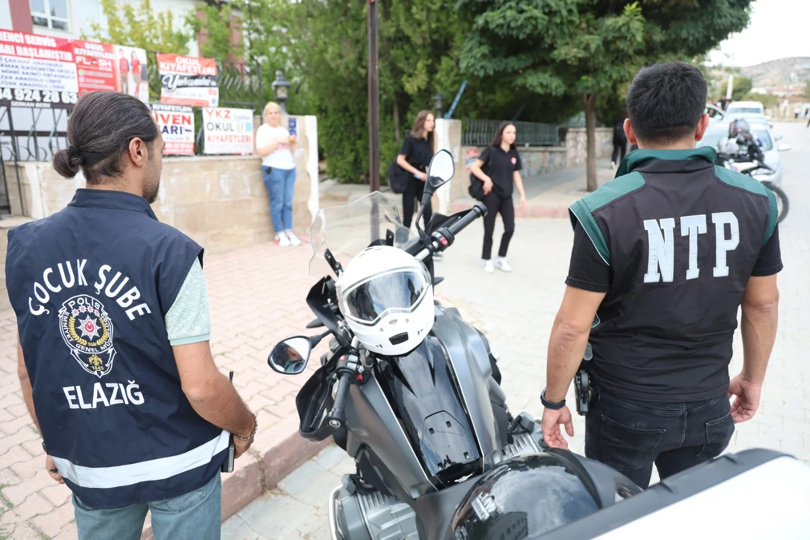 Elazığ’da Polis Ekipleri Okul Önlerinde Denetimlerini Sürdürüyor