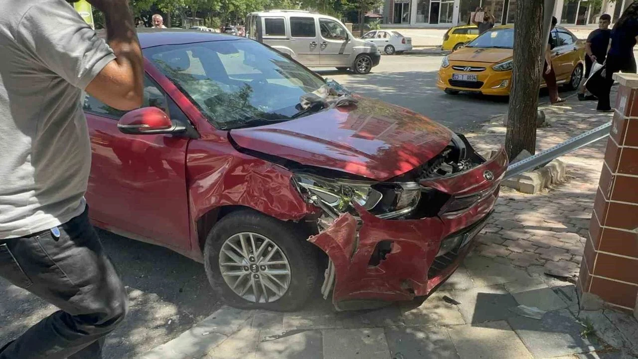 Elazığ’da Ticari Taksi ile Otomobil Çarpıştı: 6 Yaralı