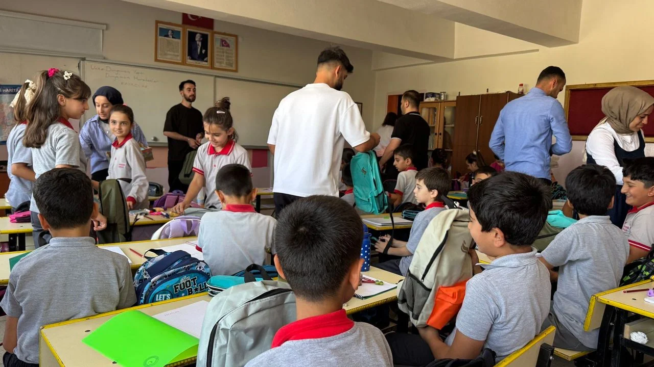 AK Gençlik’ten Öğrencilere Destek Ziyareti: Eğitime Moral Desteği