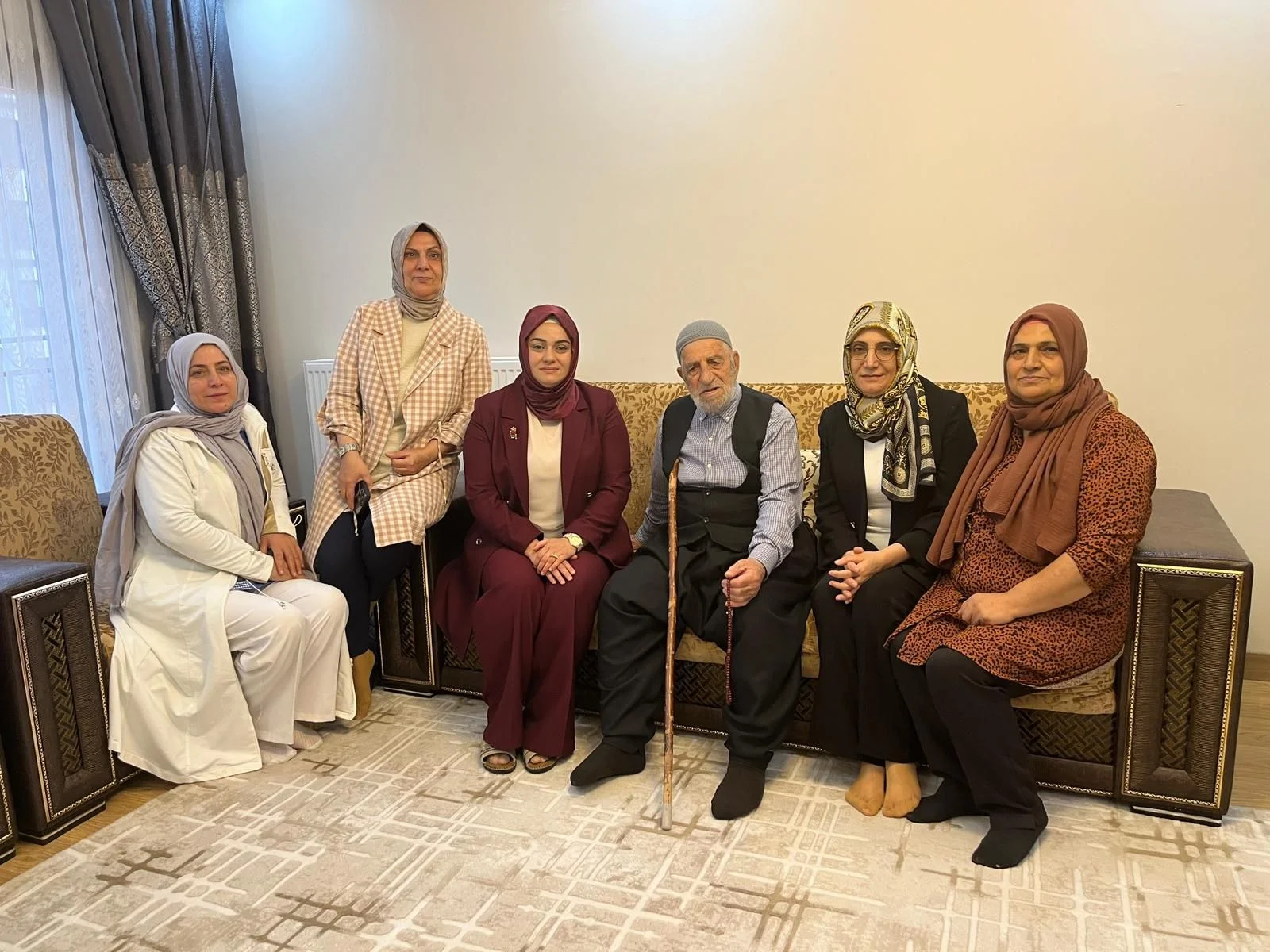 AK Parti Kadın Kolları Yaşlıları Ziyaret Etti