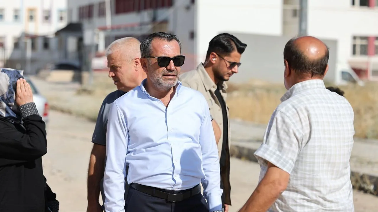 Başkan Şerifoğulları Rüstempaşa’da Sahaya İndi: Dönüşüm Hız Kesmiyor