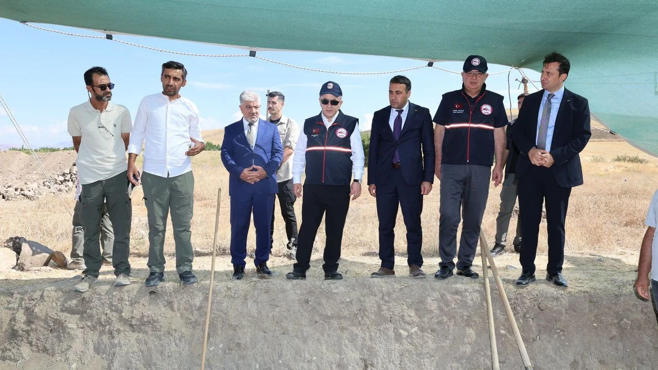Elazığ’ın Tarihi Gün Yüzüne Çıkıyor: Vali Hatipoğlu Salkaya Kazılarını İnceledi