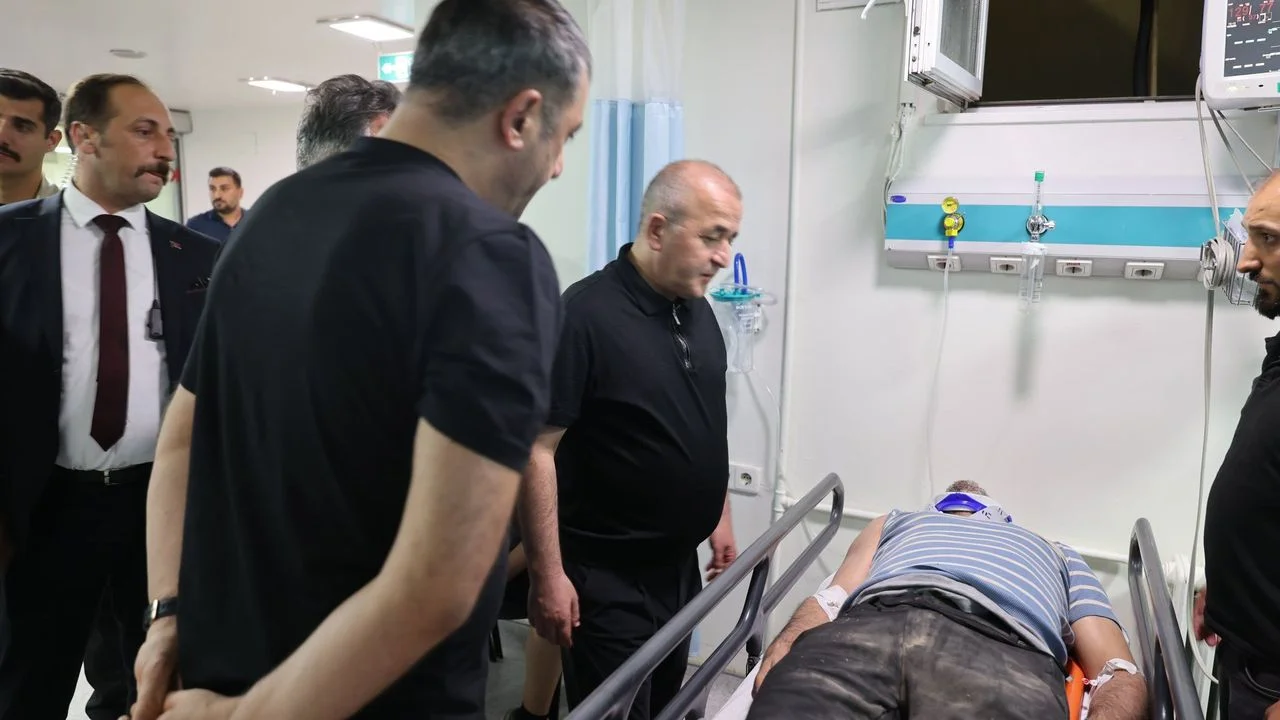 Elazığ’da Minibüs Kazası: Vali Hatipoğlu Yaralıları Hastanede Ziyaret Etti