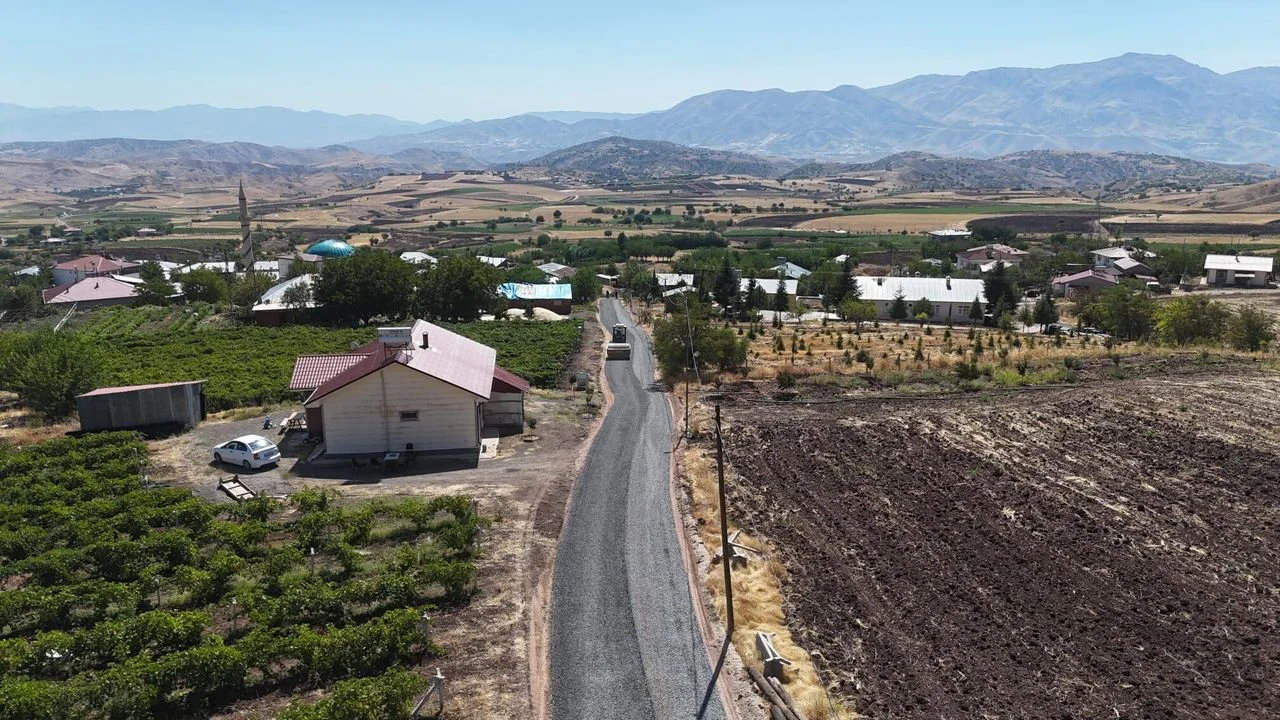 Vali Fahribey Köyü’nde Modern Ulaşım Hamlesi: Asfalt Çalışmaları Hız Kesmiyor