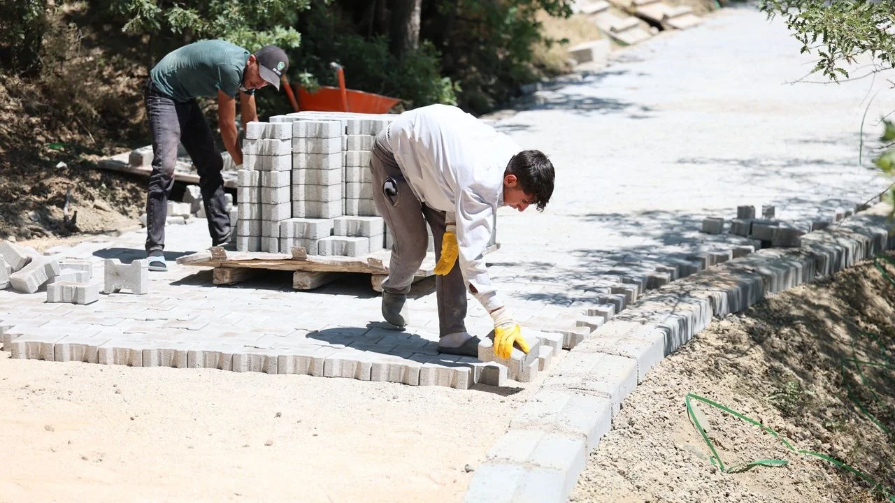Sivrice Gözeli Köyü’nde Ulaşım Konforu Artıyor: Kilitli Parke Çalışmaları Tam Gaz