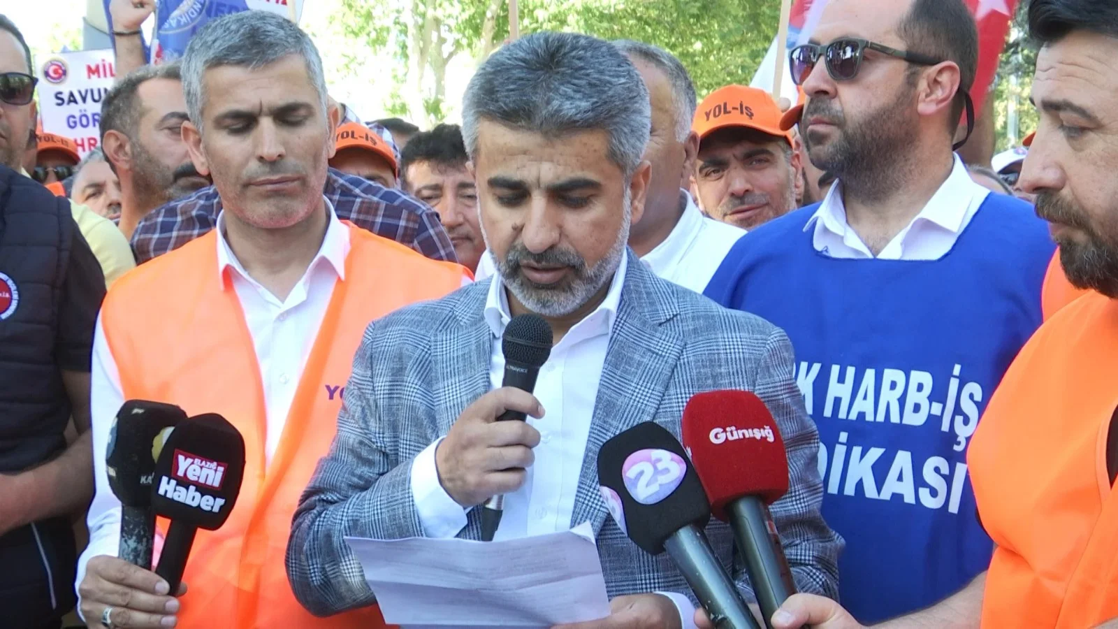 Elazığ’da Kamu İşçileri AK Parti İl Binası Önünde Toplandı