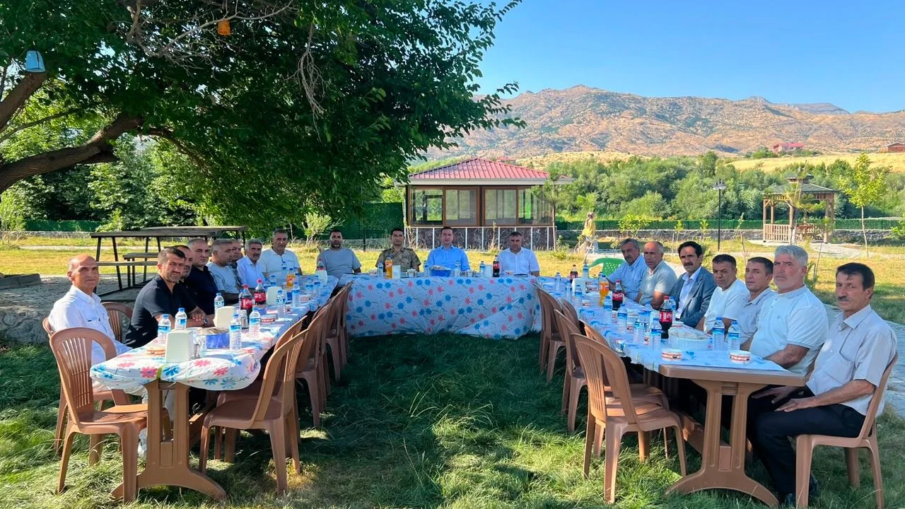 Alacakaya’da Hizmet Seferberliği: Kaymakam Sarıoğlu Muhtarlarla Buluştu