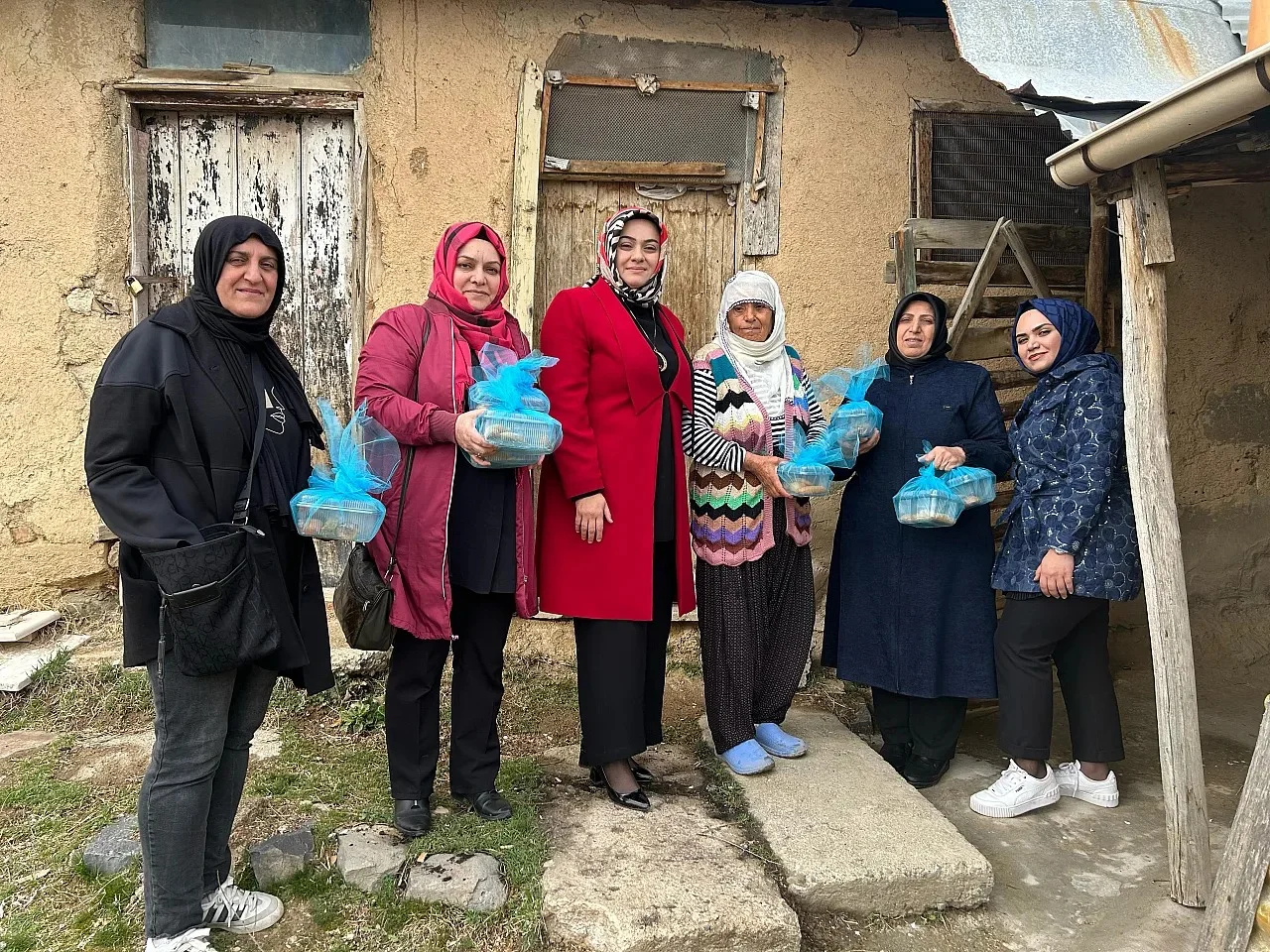 AK Parti Kadın Kolları, Yeni Mahalle ve Zafran Mahallesi’nde İftariyelik İkramında Bulundu