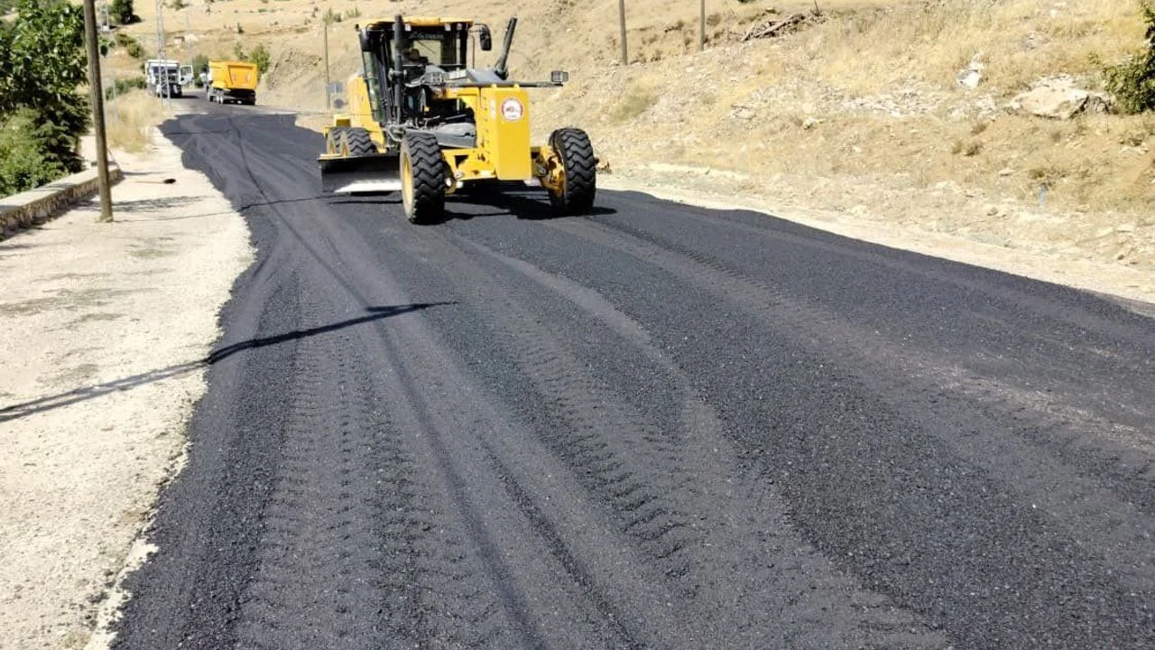 Arıcak Üçocak Beldesi’nde Ulaşım Atağı: Yollar Yenileniyor