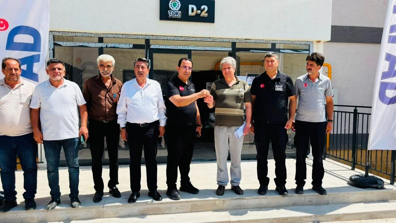 Elazığ Yurtbaşı’nda Yüzler Gülüyor: Afet Konutları Hak Sahiplerine Teslim Edildi