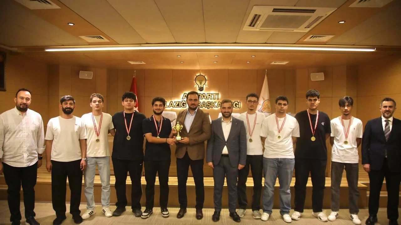 AK Parti Elazığ’dan Anlamlı Turnuva: Gençler Siraç Bingöl ve Emrullah Ataş İçin Sahaya Çıktı