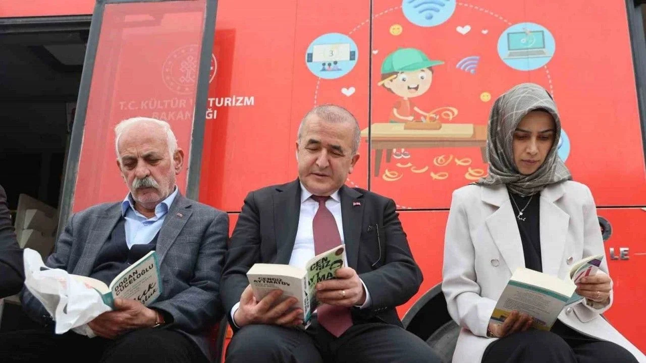 Vali Hatipoğlu Önce Okudu, Sonra Vatandaşlara Hediye Etti