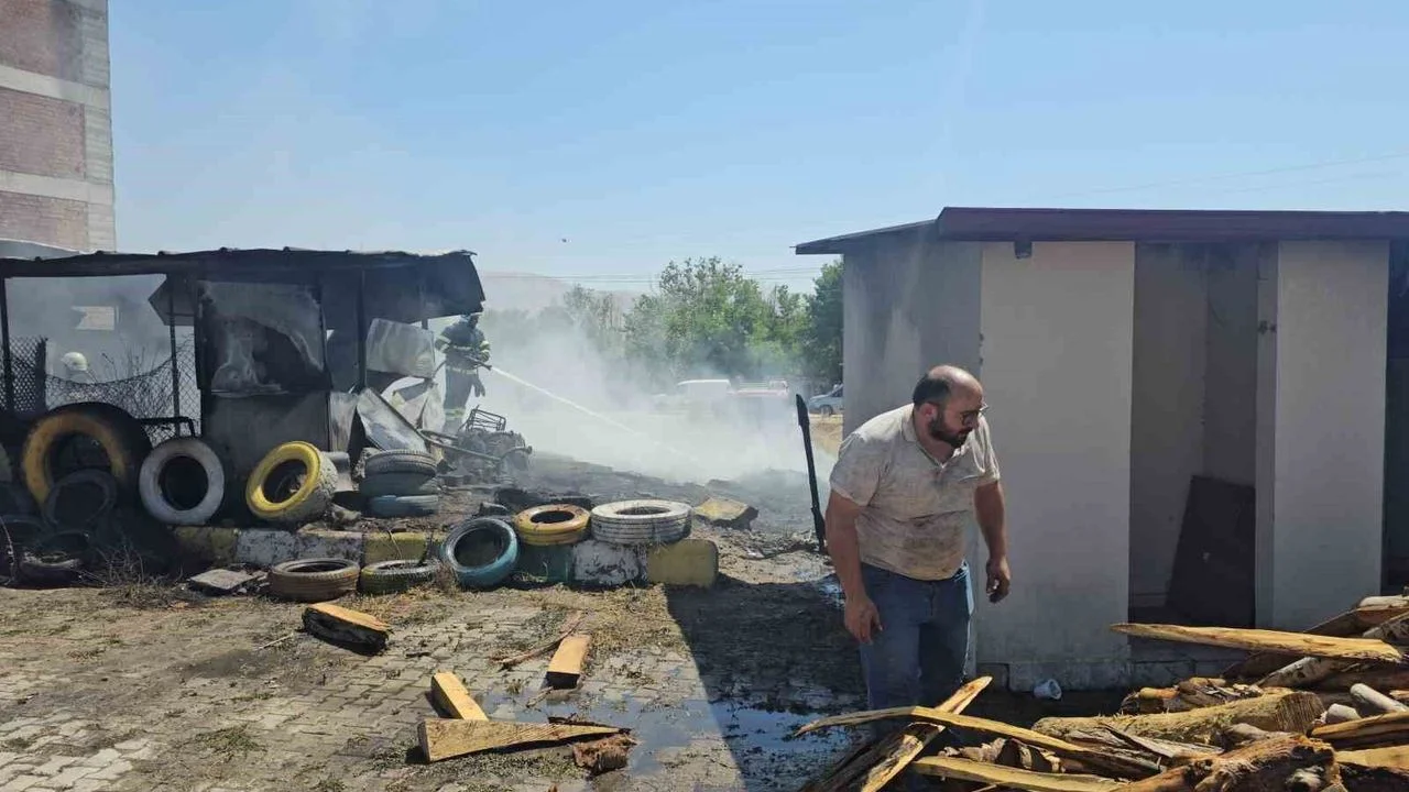 Elazığ’da Lastikçi Yangını: 4 Kişi Dumandan Etkilendi