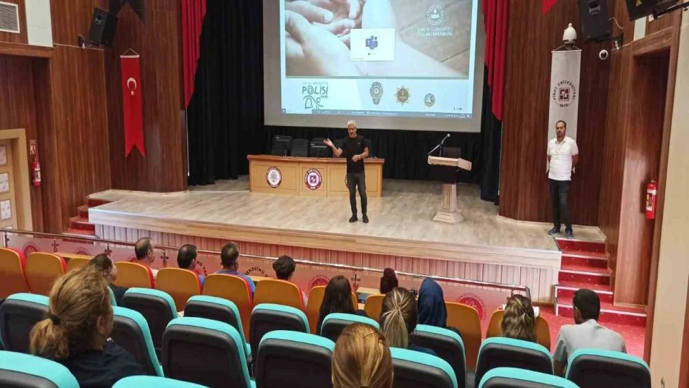 Elazığ Emniyeti Sağlık Çalışanlarına Narkorehber Eğitimi Verdi