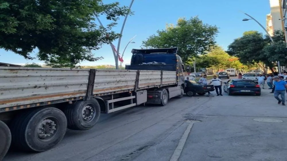 Tır ile Otomobilin Çarpışma Anı Kameraya Yansıdı