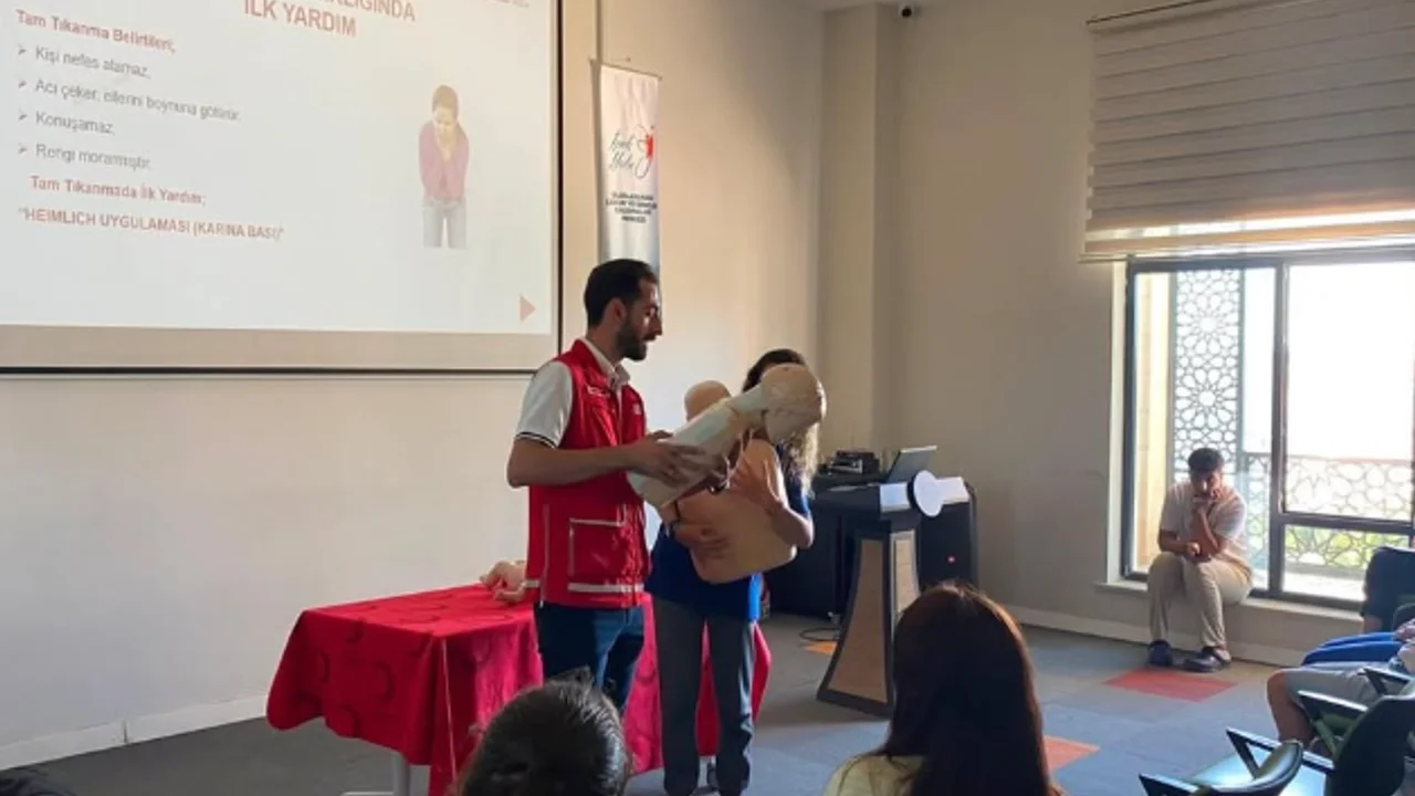 Yeşilay Gönüllülerine Hayat Kurtaran İlk Yardım Eğitimi
