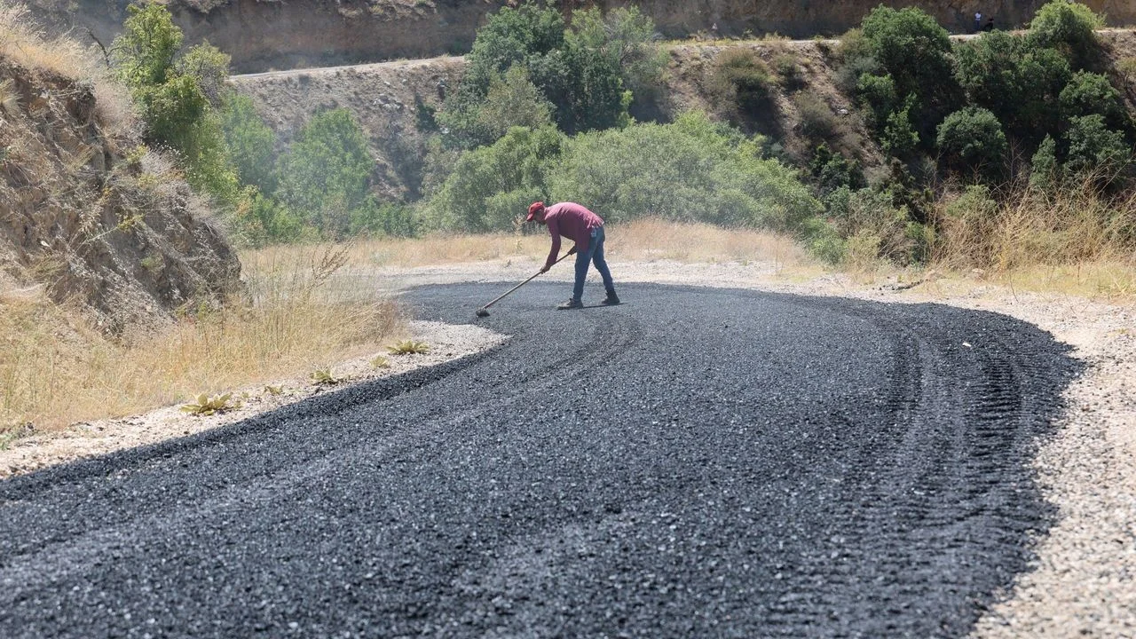 Elazığ’da Kırsal Ulaşım Hamlesi: Bahçeli Köyü’nde Asfalt Seferberliği
