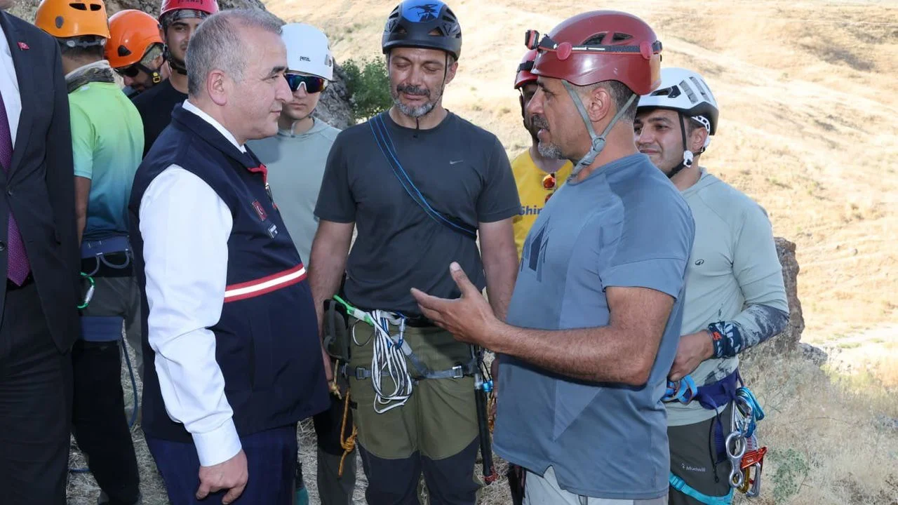 Vali Hatipoğlu’ndan Arama Kurtarma Ekiplerine Yakın Takip