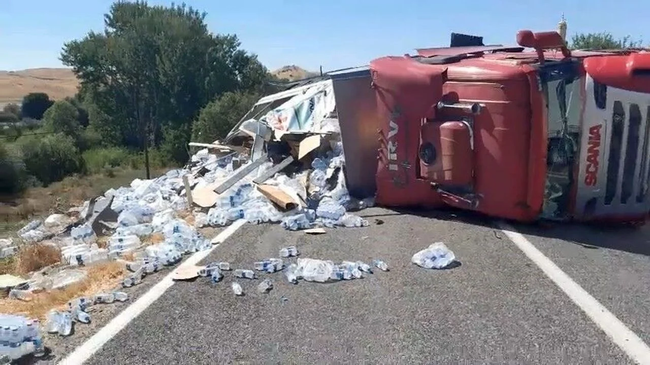Elazığ’da Trafik Kazası: Su Yüklü Tır Devrildi, Bir Kişi Yaralandı