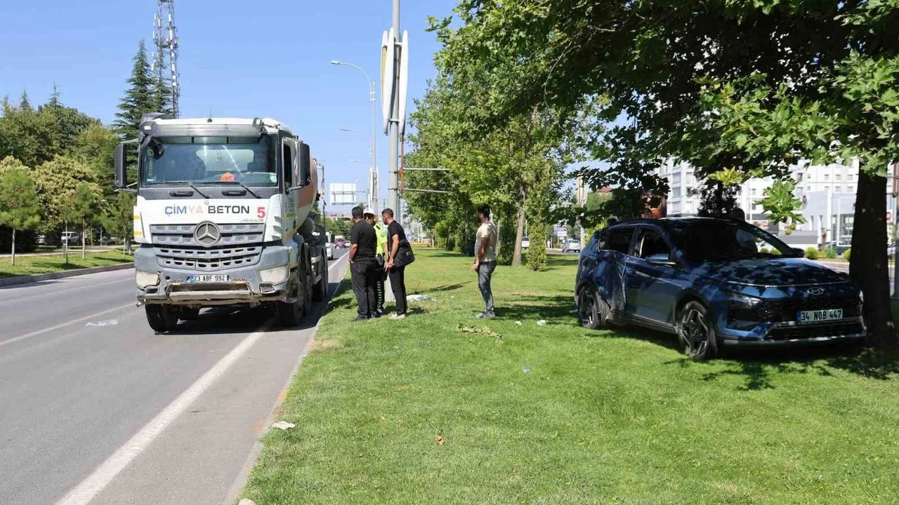 Elazığ’da Trafik Kazası: Beton Mikserine Çarpan Otomobilde 5 Kişi Yaralandı
