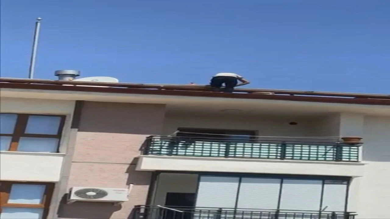 Elazığ’da Ölümle Dans: 5 Katlı Binanın Çatısında Korkutan Görüntüler