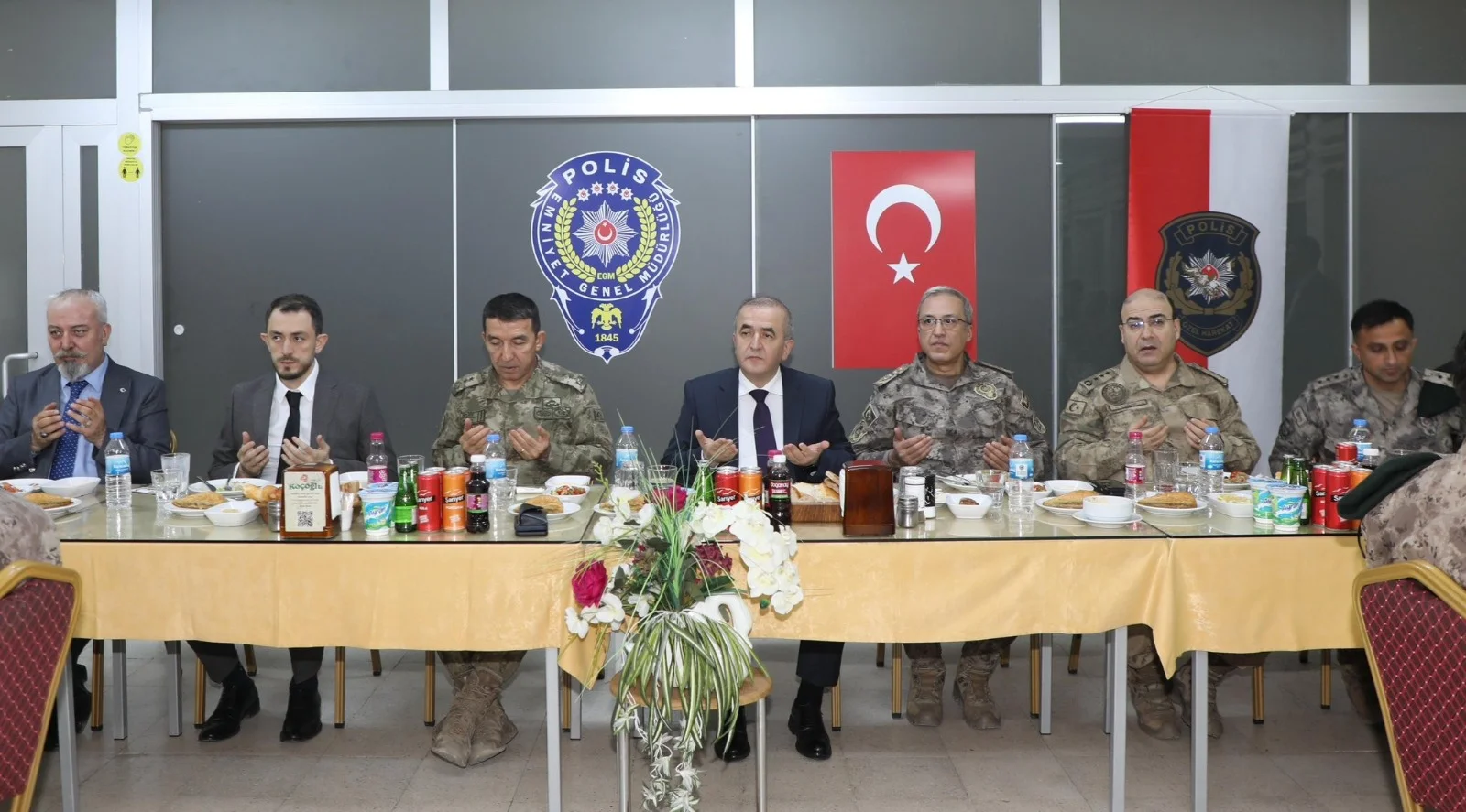 Vali Hatipoğlu, Özel Harekât Polis Memurlarıyla İftar Programında Bir Araya Geldi