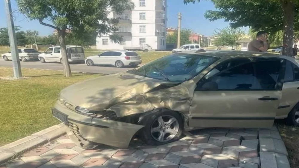 Elazığ’da Trafik Kazası: 3 Kişi Yaralılandı