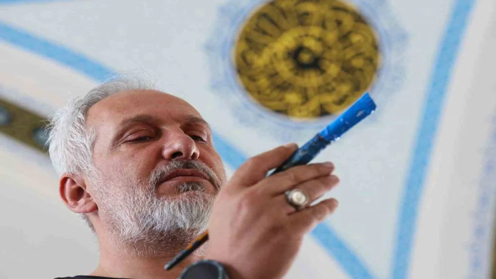 Minik Fırçasından Dev Eserler: Serhat Yazar’ın 28 Yıllık Sanat Yolculuğu ve 100’den Fazla Caminin Nakış Hikayesi
