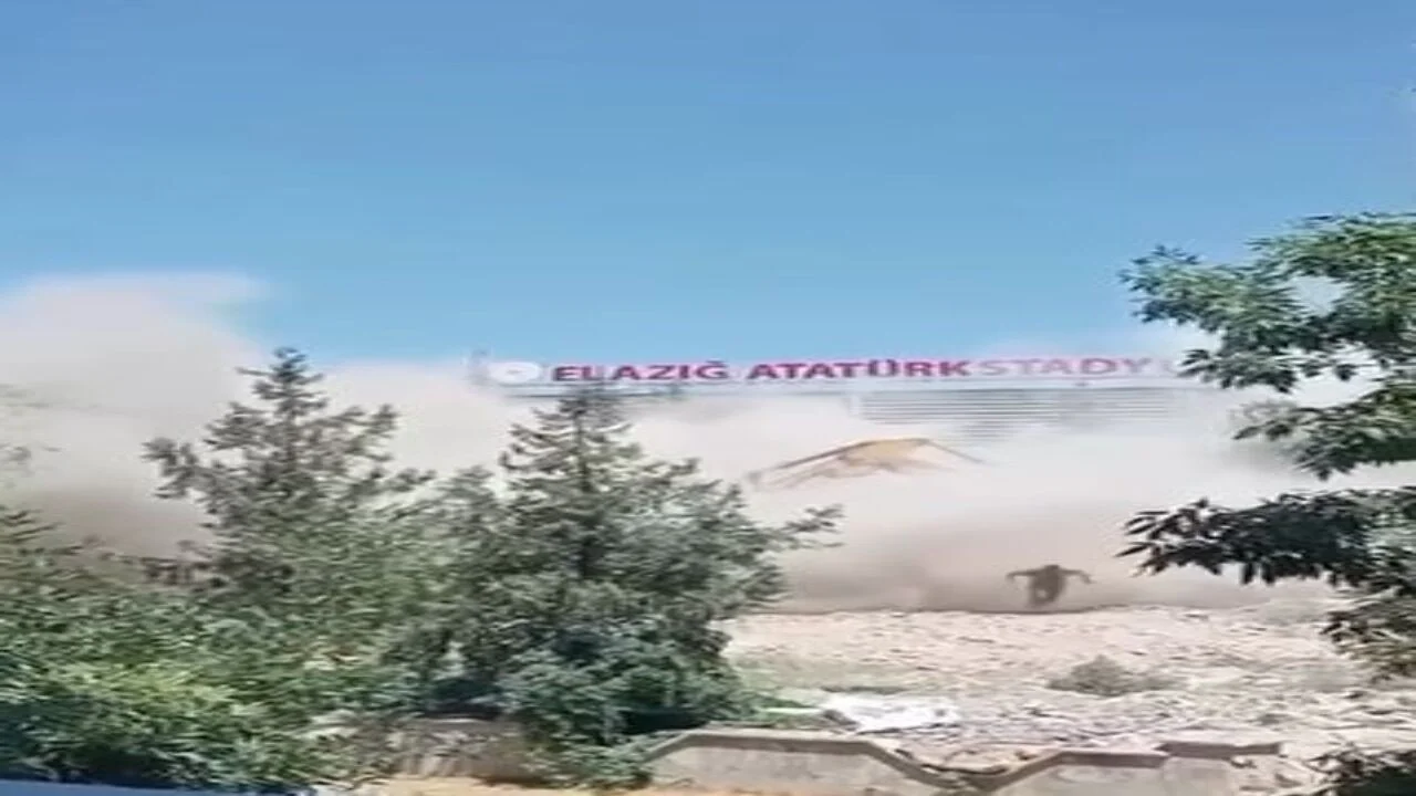 Elazığ’da Bina Yıkımında Ölümden Döndü: Operatörün Mucize Kurtuluşu