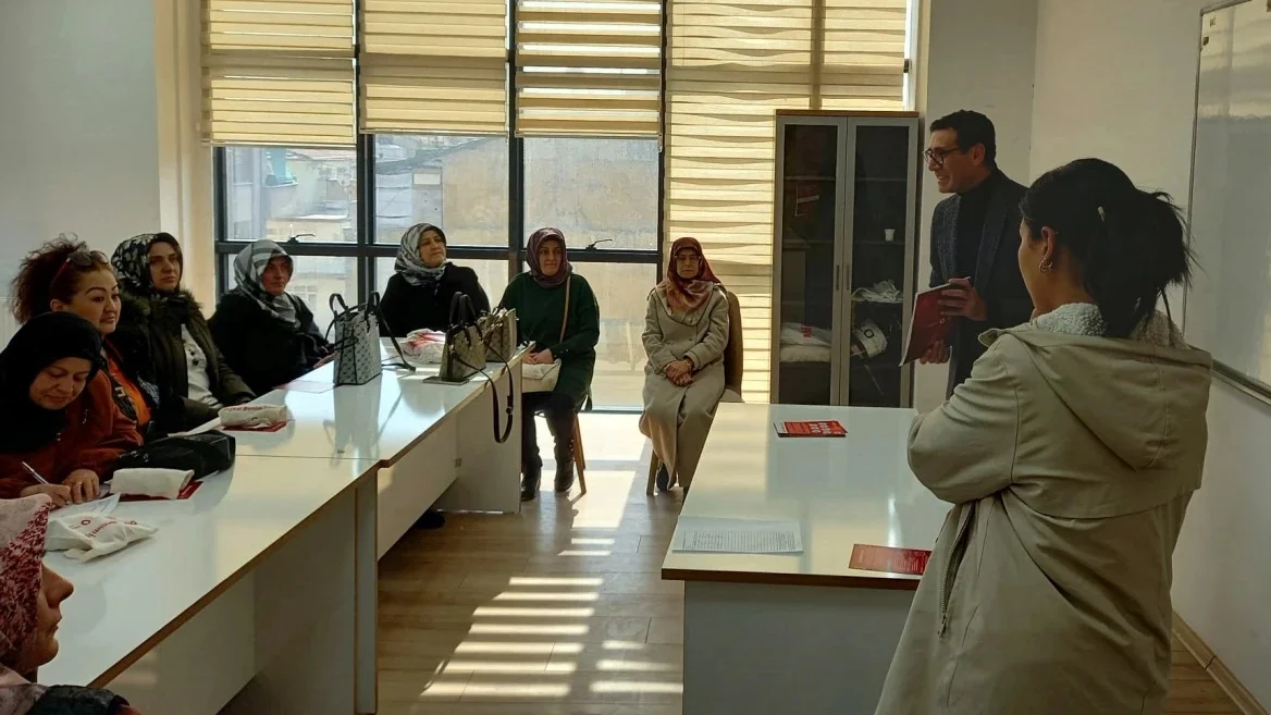 Elazığ Belediyesinde, İşitme Engelli Kadınlara Yönelik Eğitimler Sürüyor