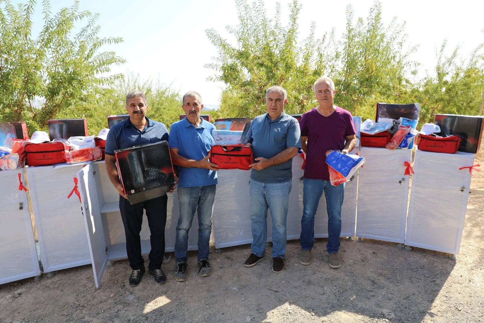 Elazığ’da 10 Badem Üreticisine İyi Tarım Ekipmanları Verildi