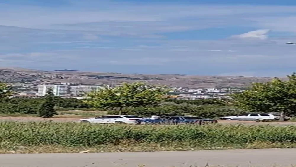 Elazığ’da Akılalmaz Ulaşım Tehlikesi: Kaput Üstünde Yolculuk Yapan Vatandaş Yürekleri Ağza Getirdi