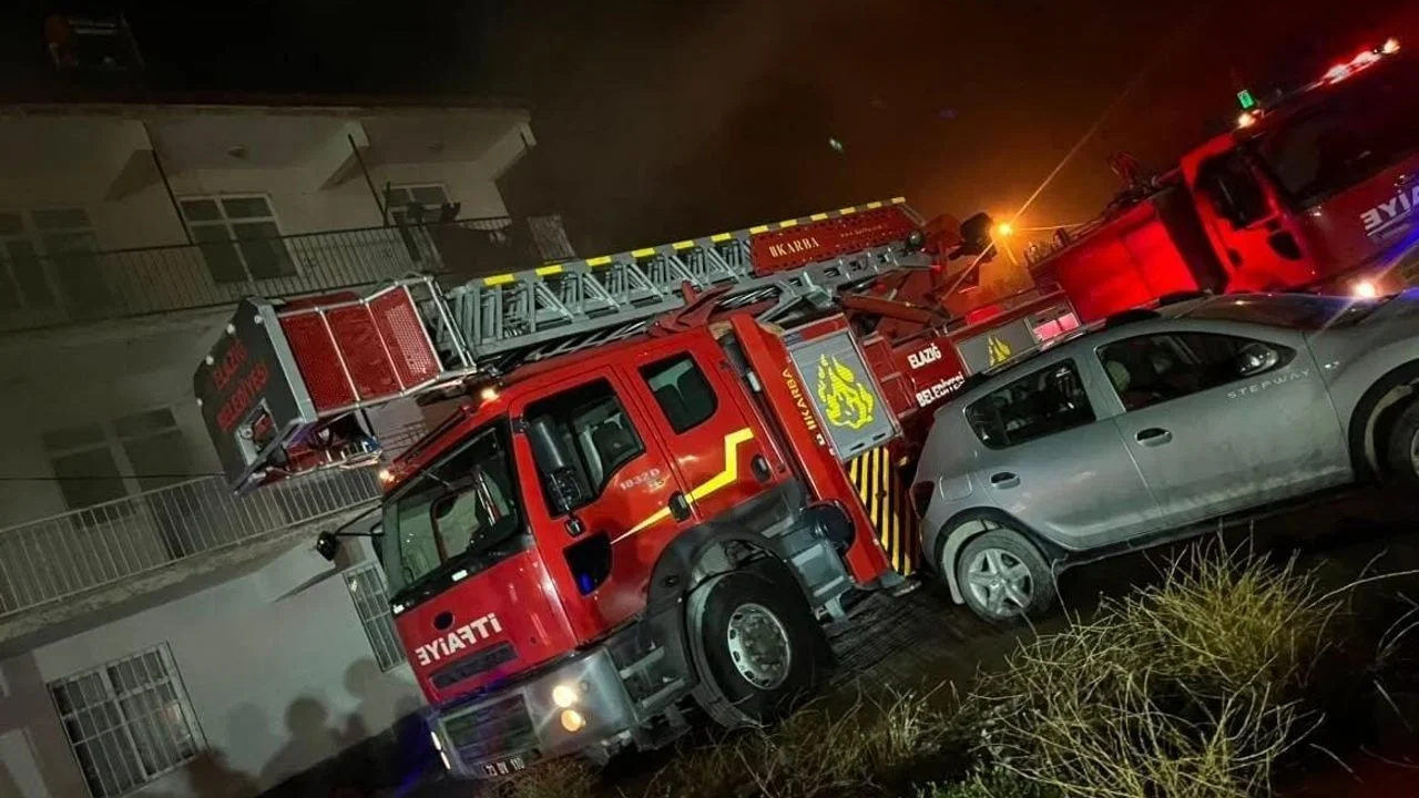 Elazığ’da Korkutan Yangın: 3 Katlı Binada Alevler Paniğe Yol Açtı