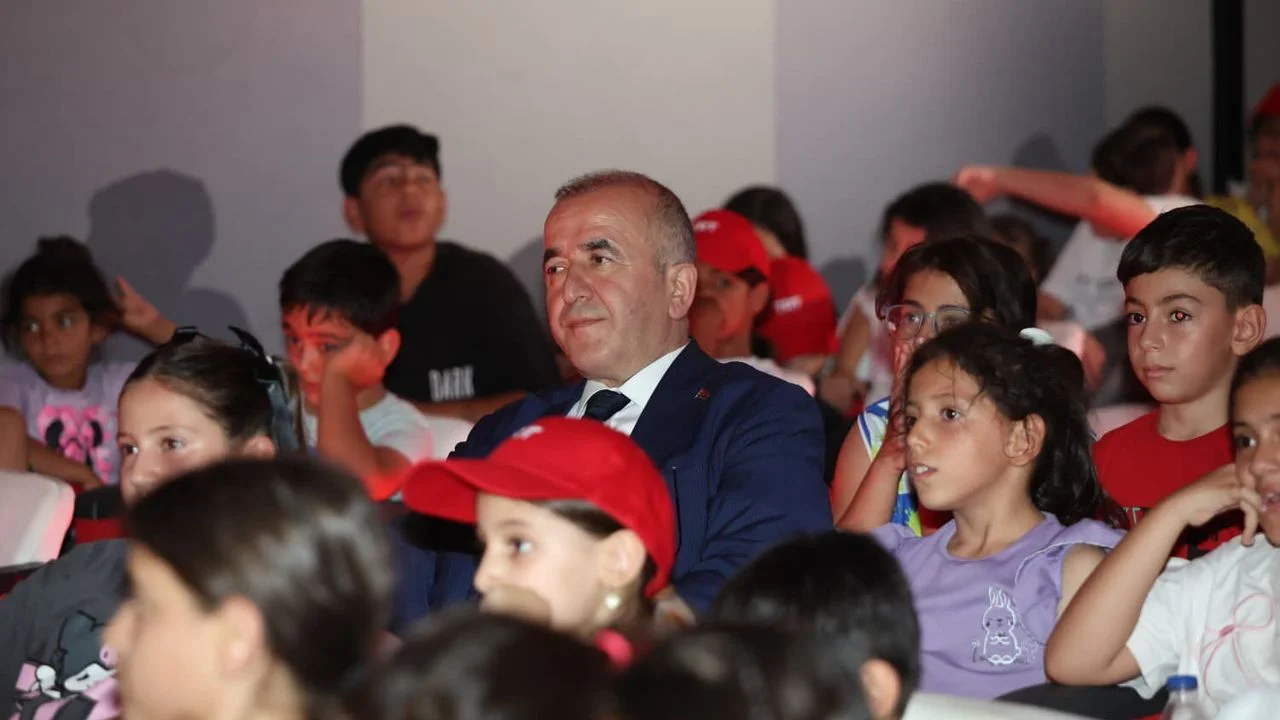 Vali Hatipoğlu’ndan TRT Sinema Tırı’na Ziyaret: Miniklerin Mutluluğuna Ortak Oldu