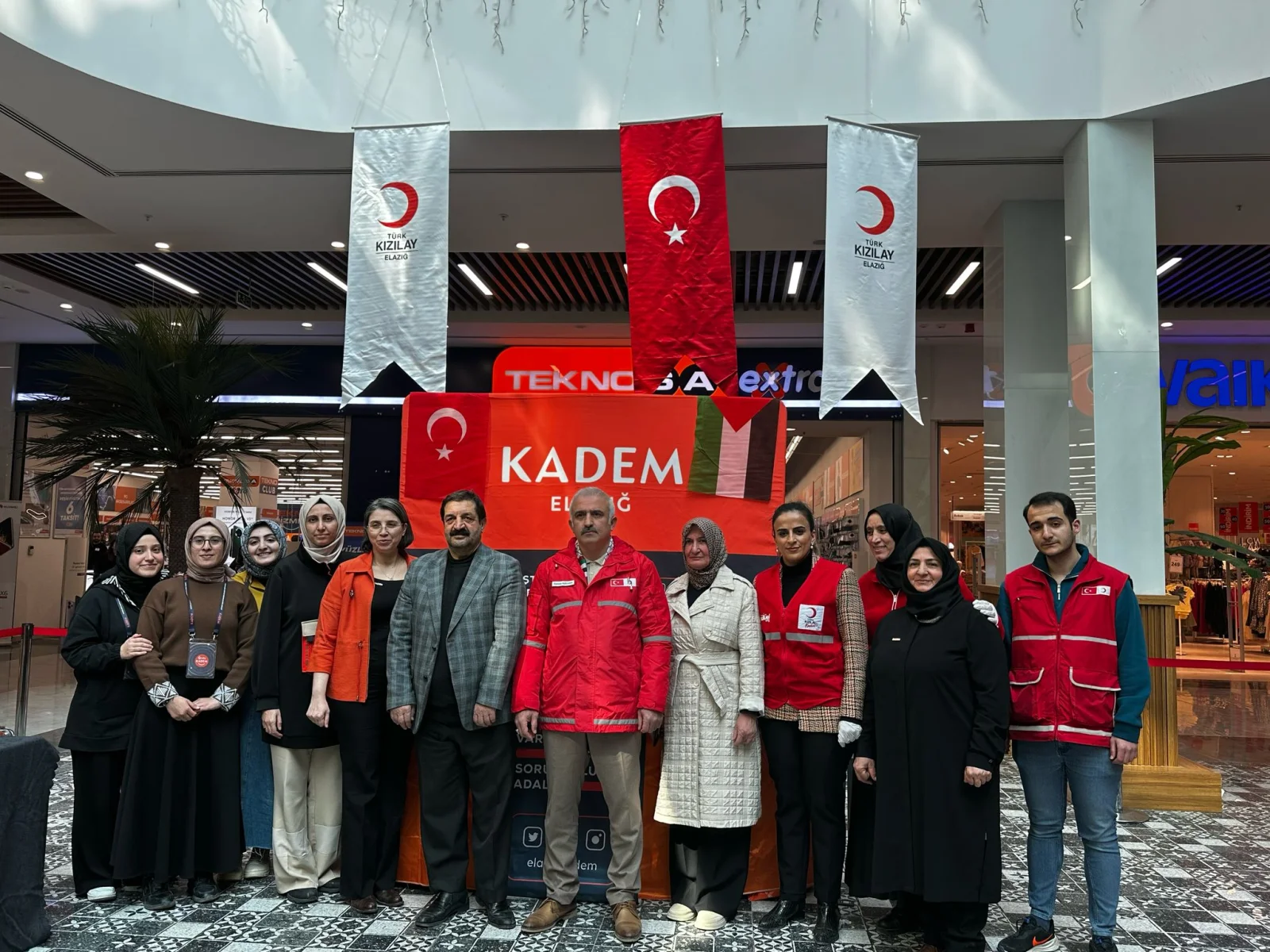 Kızılay, KADEM ve Hayme Ana İş Birliğinde Gazze Yararına Kermes Açıldı