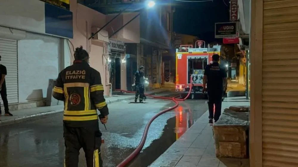 Elazığ’daki Pansiyon Yangınında 2 İtfaiye Personeli Dumana Maruz Kaldı