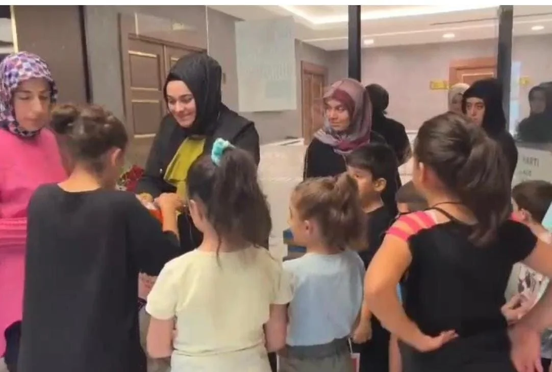 AK Partili Kadınlardan Öğrencilere Destek
